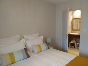 2 bedrooms, iron/ironing board, travel cot, free WiFi - "Le Sarment, Beaune historic district downtown (Beaune)