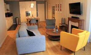 Smart TV, fireplace, books, stereo