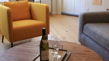 TV connectée, cheminée, livres, chaßne hi-fi