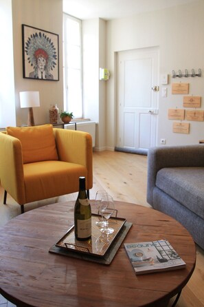 Smart-TV, Kamin, Bücher, Stereoanlage