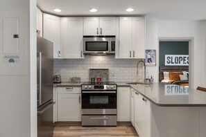 Kylskåp, mikrovågsugn, ugn och spishäll