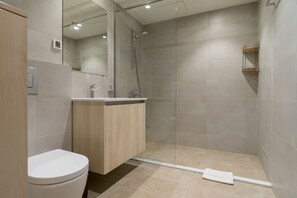 Apartment | Bathroom | Rainfall showerhead, towels, soap, shampoo