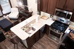 冰箱、微波炉、烤箱、炉灶