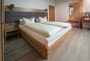 2 bedrooms, travel cot, free WiFi, bed sheets