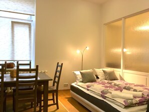 1 habitación, tabla de planchar con plancha, wifi gratis y ropa de cama 
