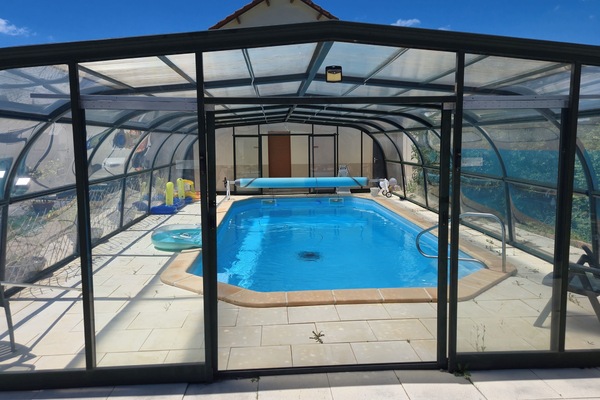 Utendørsbasseng og et oppvarmet basseng