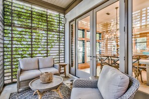 Smart TV, table football, stereo