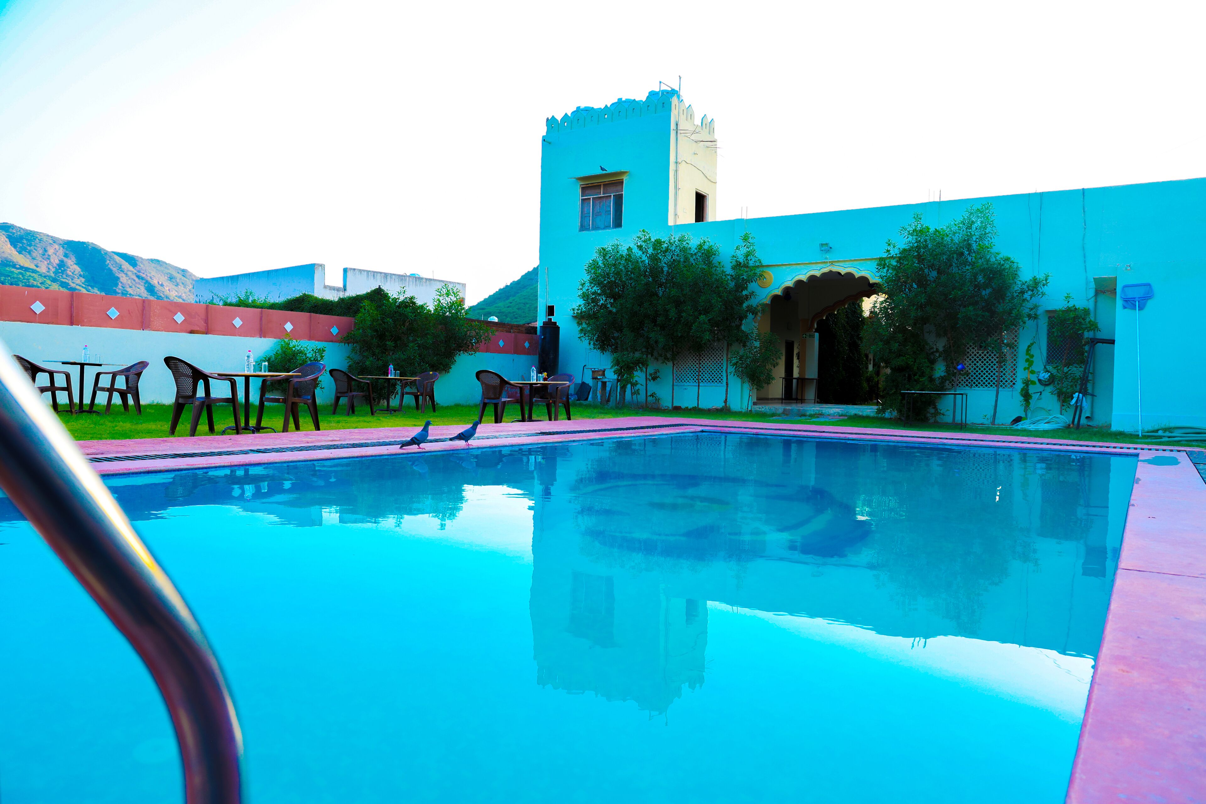 حمّام سباحة خارجي، مفتوح من 6:30 صباحا إلى 8:00 مساءً، مقاعد للتشمس