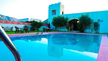 Piscine extérieure, chaises longues