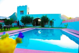 Una piscina al aire libre (de 06:30 a 20:00), tumbonas