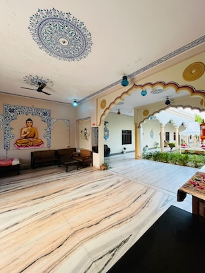 Lobby sitting area - Hotel Mewad Haveli Pushkar (Pushkar)