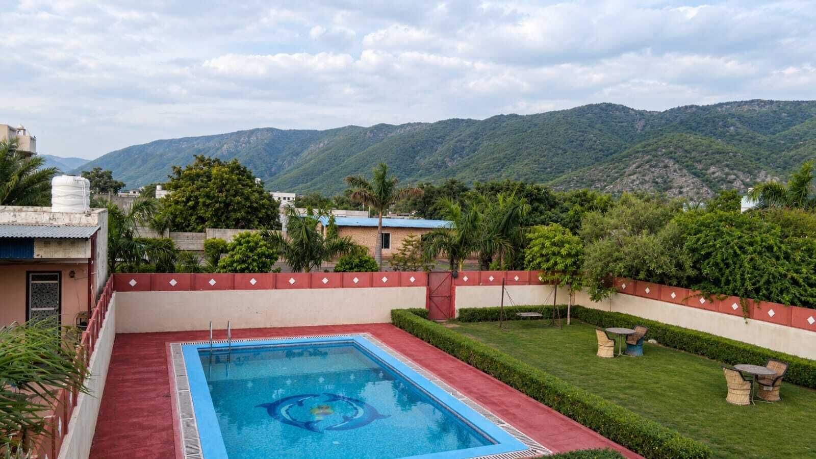 Una piscina al aire libre, sillones reclinables de piscina