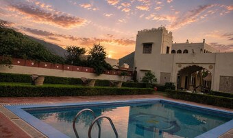 Piscina all'aperto, con ingresso dalle 06:30 alle 20:00, lettini
