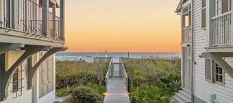 Brighton Carriage House - Pet Friendly Home - Steps from the Beach & Pool