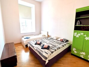 1 Schlafzimmer, Schreibtisch, schallisolierte Zimmer