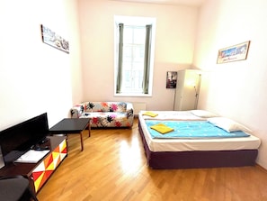 1 Schlafzimmer, Schreibtisch, schallisolierte Zimmer