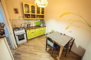 Kühlschrank, Mikrowelle, Ofen, Herdplatte