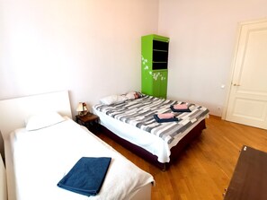 1 chambre, bureau, chambres insonorisées, fer et planche à repasser