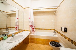 Ducha y bañera combinadas, secador de pelo, toallas y jabón