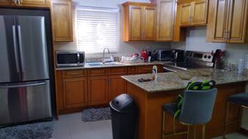 Réfrigérateur, micro-ondes, four, plaque de cuisson