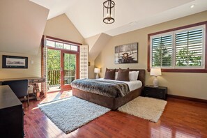 5 bedrooms, desk, iron/ironing board, travel cot