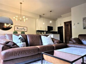 TV connectée, cheminée, chaîne hi-fi