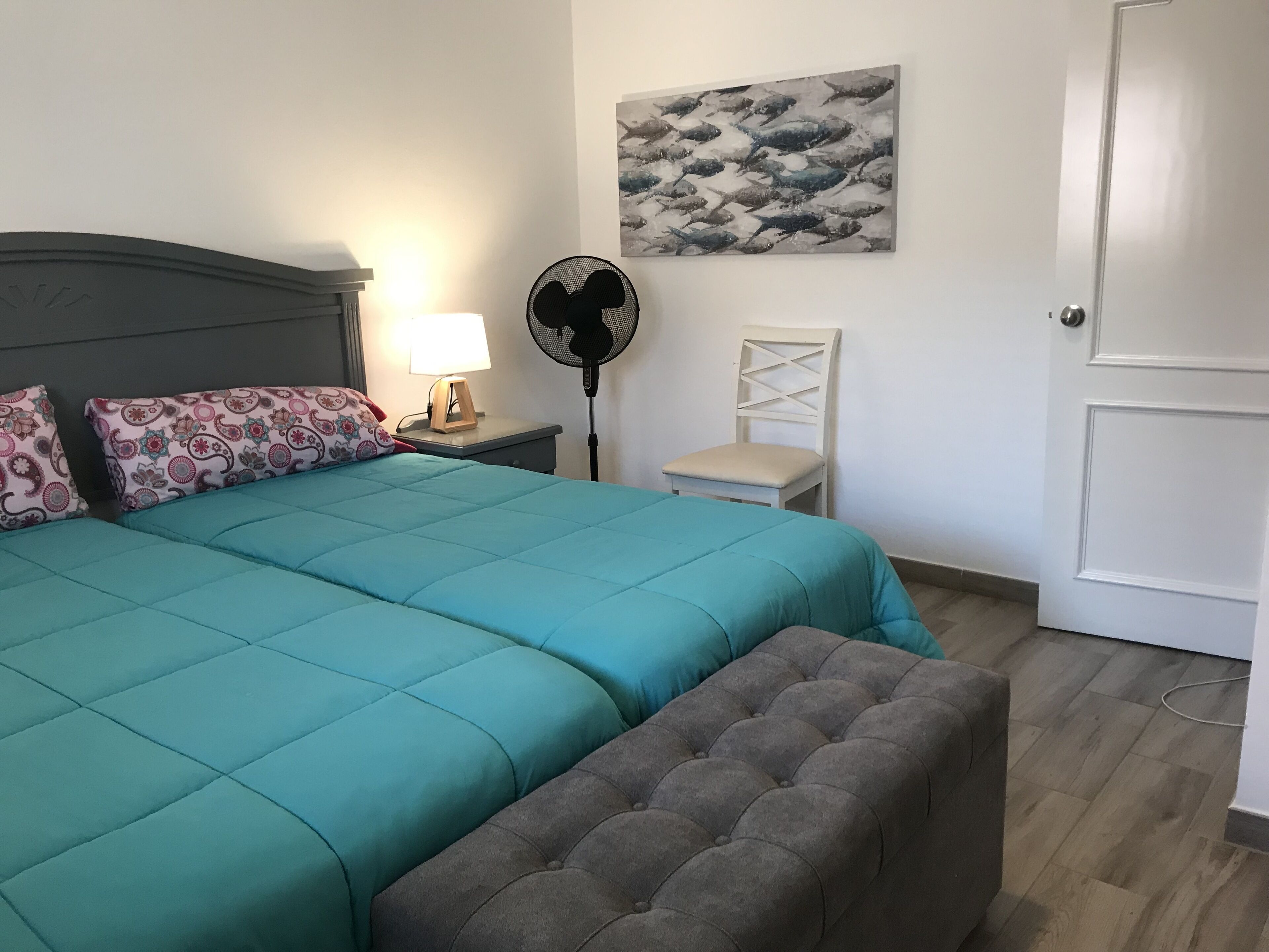3 slaapkamers, een strijkplank/strijkijzer, gratis wifi, beddengoed