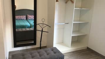 3 slaapkamers, een strijkplank/strijkijzer, gratis wifi, beddengoed