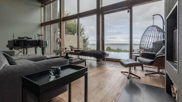 Villa Deluxe, 3 habitaciones | Área de sala de estar | Televisión de pantalla plana