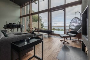 Deluxe-Villa, 3 Schlafzimmer | Wohnbereich | Flachbildfernseher