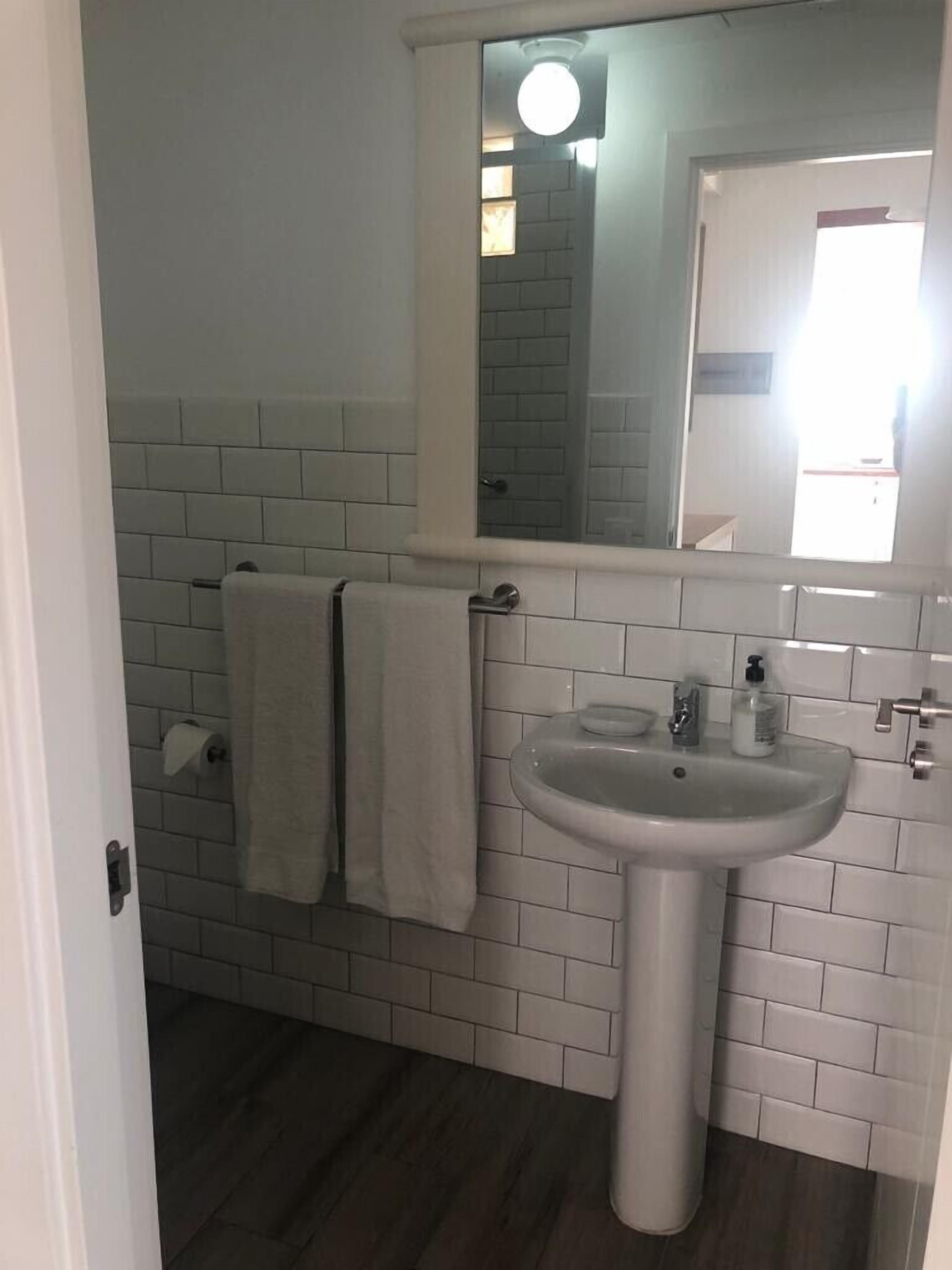 Douche, sèche-cheveux, serviettes fournies, papier toilette