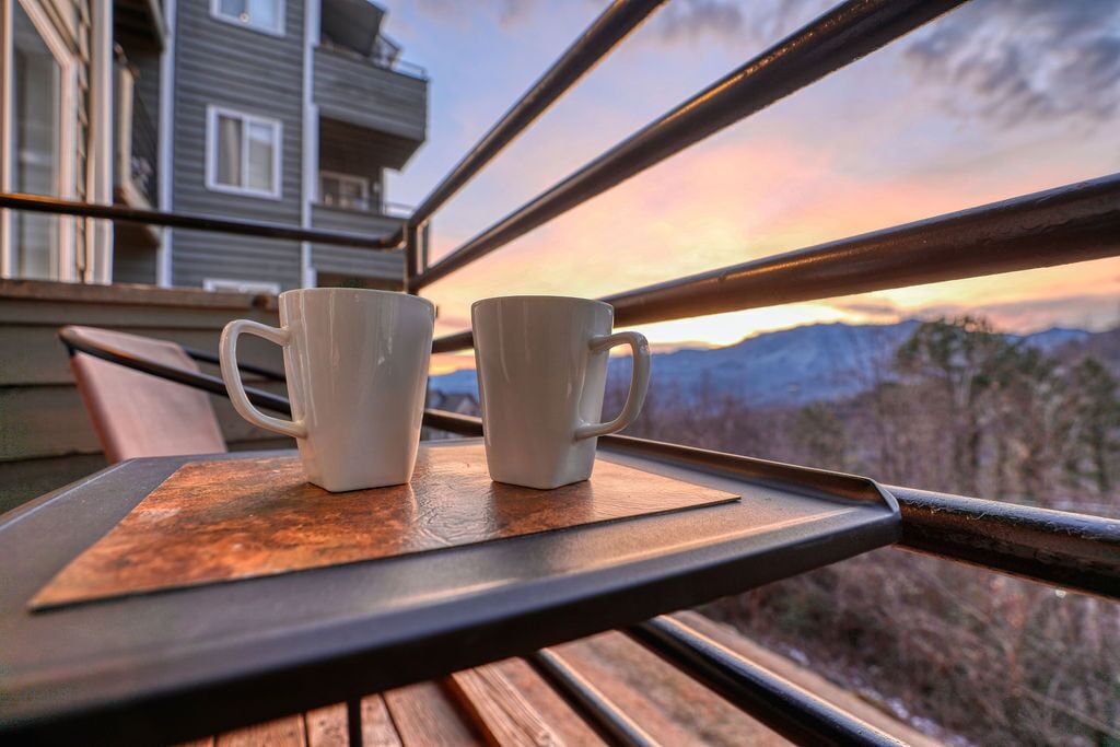 Gatlinburg Condo with Mountain Views, WIFI, Pool, and Close to Ober Ski Resort
