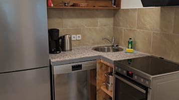 Fridge, oven, stovetop, dishwasher