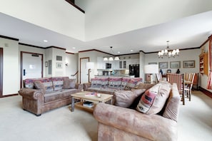 Smart TV, fireplace, DVD player, books - Mountain condo w/ heated pool & fire pit (Stratton Mountain)