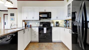 冰箱、微波炉、烤箱、炉灶