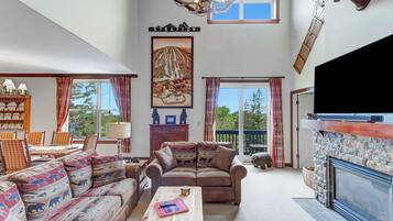 Smart TV, fireplace, DVD player, books