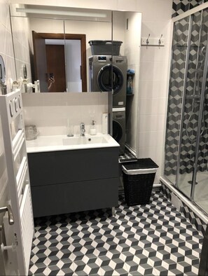 Haartrockner, Handtücher, Seife, Toilettenpapier