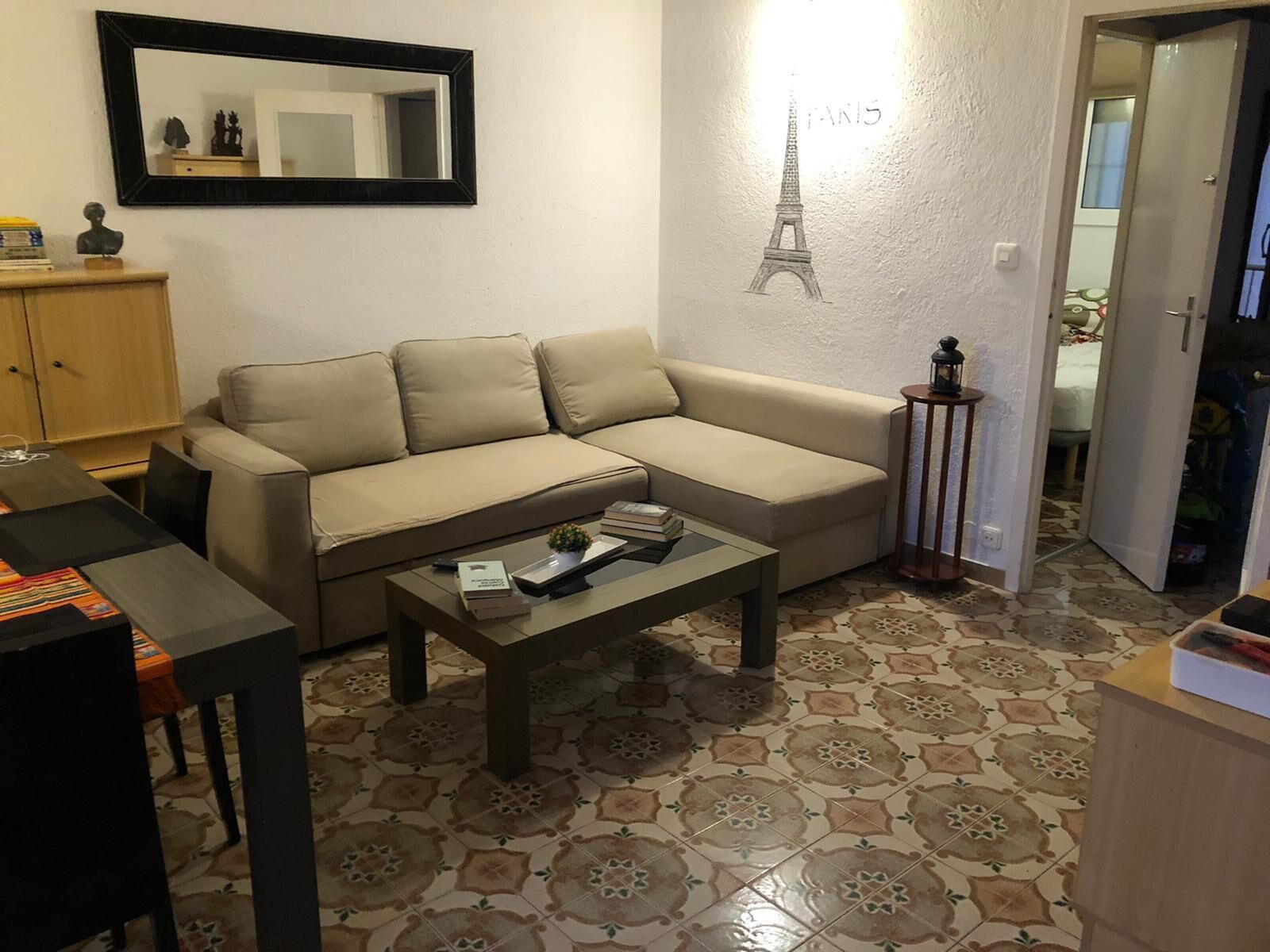 Een smart-tv, een tafeltennistafel en boeken