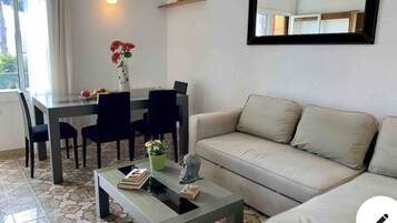 TV connectée, table de tennis de table, livres