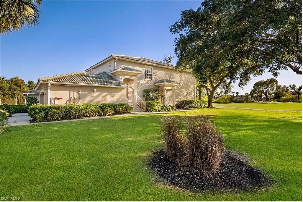 Fabulous Coach House in Cypress Woods Golf & Country Club. Golf membership.