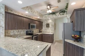 Kjøleskap, mikrobølgeovn, ovn og kokeplater