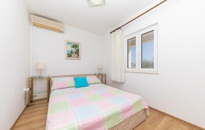 4 bedrooms, free WiFi, bed sheets - Beach front home in Okrug Gornji (Okrug Gornji)
