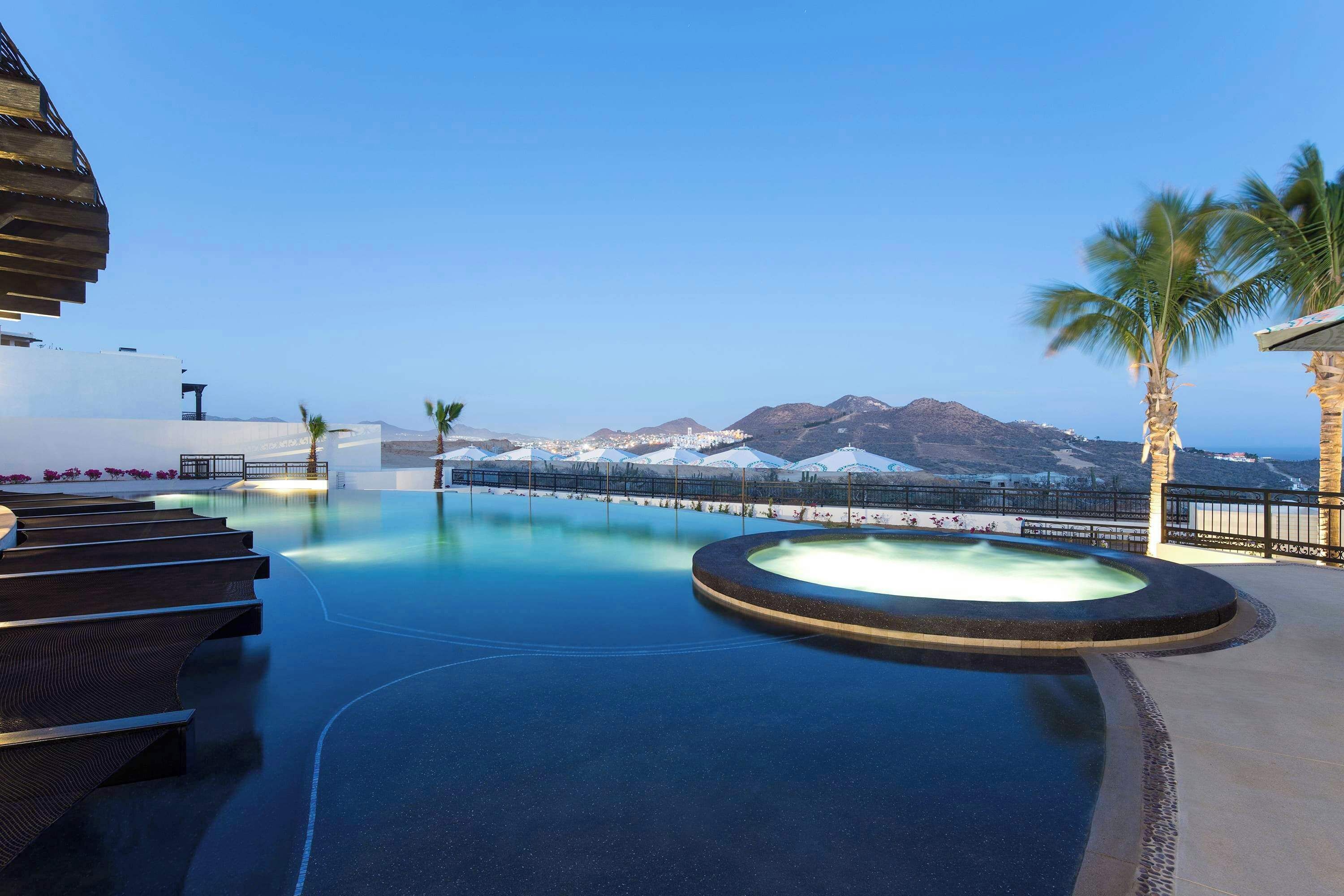 Una piscina al aire libre, una piscina con borde infinito