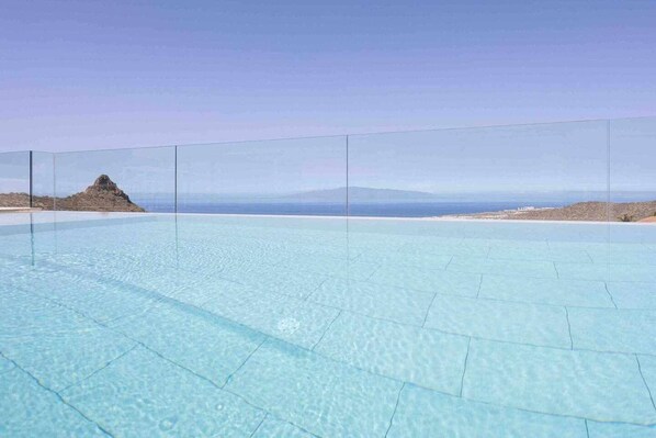 Lämmitetty uima-allas