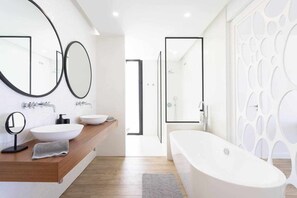 Een haardroger, handdoeken