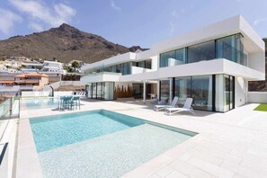 A heated pool - "New Home Costa Adeje, Luxurious Private Villa" (Costa Adeje)
