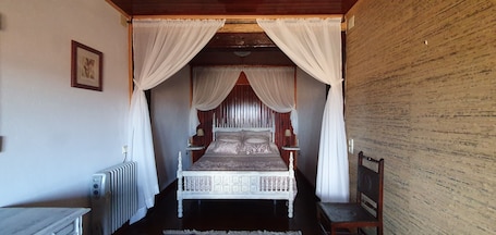 7 bedrooms, iron/ironing board, free WiFi, bed sheets. Large cottage for 19 people with free bicycles