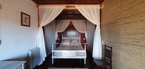 Cal Cupets-Large capacity house. FREE bikes