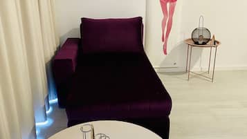 Luxury Apartment | 2 bedrooms, blackout drapes, iron/ironing board, free WiFi