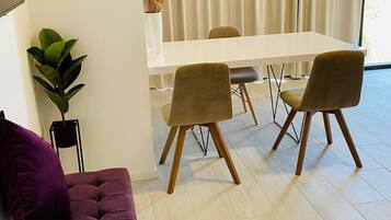 Luxury Apartment | Makan dalam bilik